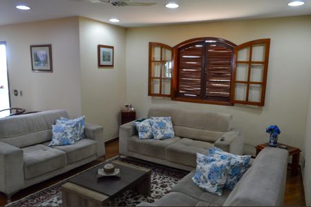 Casa à venda com 165m², 4 quartos e 2 vagasSala 