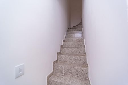 Casa de condomínio à venda com 65m², 2 quartos e 1 vagaEscada