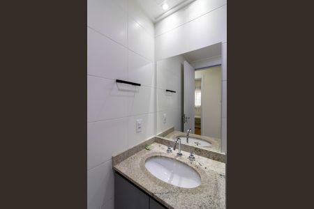 Banheiro de apartamento à venda com 2 quartos, 57m² em Vila Camargos, Guarulhos