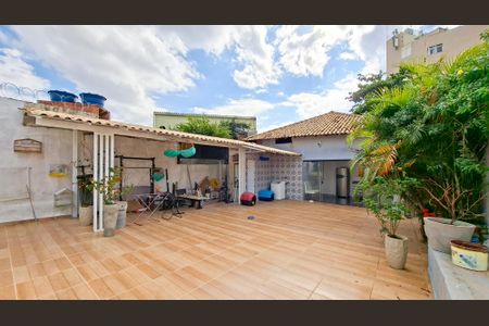 Casa à venda com 140m², 3 quartos e 2 vagasQuintal