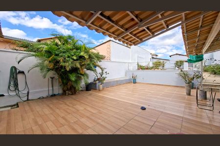 Casa à venda com 140m², 3 quartos e 2 vagas Casa à venda com 140m², 3 quartos e 2 vagasQuintal