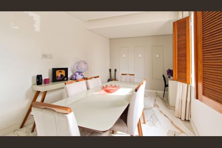 Casa à venda com 140m², 3 quartos e 2 vagasSala