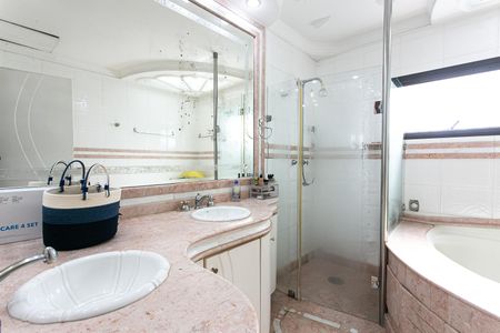 Casa à venda com 289m², 3 quartos e 6 vagas Casa à venda com 289m², 3 quartos e 6 vagasBanheiro dos Quartos