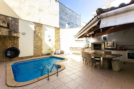 Casa à venda com 289m², 3 quartos e 6 vagas Casa à venda com 289m², 3 quartos e 6 vagasPiscina