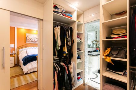 Casa à venda com 289m², 3 quartos e 6 vagas Casa à venda com 289m², 3 quartos e 6 vagasCloset da Suíte