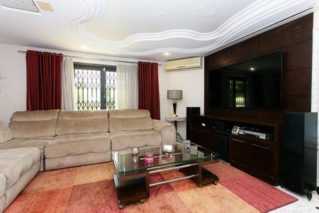 Casa à venda com 289m², 3 quartos e 6 vagas Casa à venda com 289m², 3 quartos e 6 vagasSala