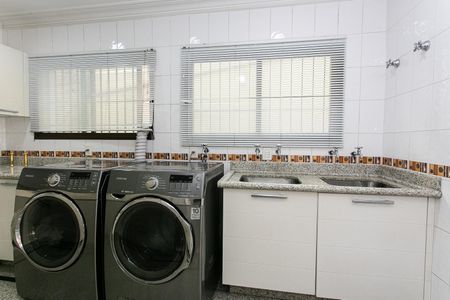 Casa à venda com 289m², 3 quartos e 6 vagas Casa à venda com 289m², 3 quartos e 6 vagasÁrea de Serviço