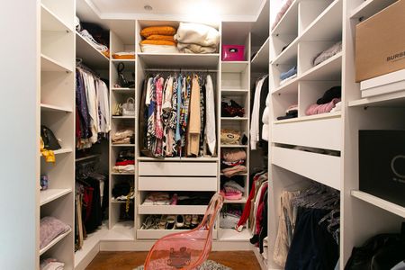 Casa à venda com 289m², 3 quartos e 6 vagas Casa à venda com 289m², 3 quartos e 6 vagasCloset da Suíte