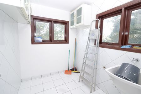 Casa de condomínio à venda com 380m², 5 quartos e 2 vagas Casa de condomínio à venda com 380m², 5 quartos e 2 vagasÁrea de Serviço