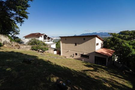 Casa de condomínio à venda com 380m², 5 quartos e 2 vagas Casa de condomínio à venda com 380m², 5 quartos e 2 vagasÁrea comum