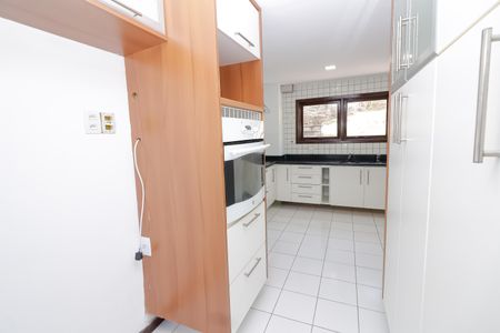 Casa de condomínio à venda com 380m², 5 quartos e 2 vagas Casa de condomínio à venda com 380m², 5 quartos e 2 vagasCozinha