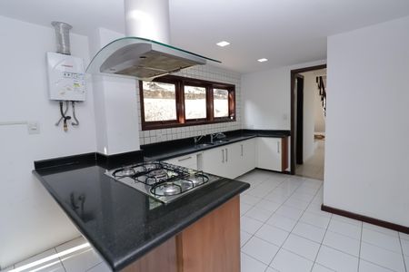 Casa de condomínio à venda com 380m², 5 quartos e 2 vagas Casa de condomínio à venda com 380m², 5 quartos e 2 vagasCozinha