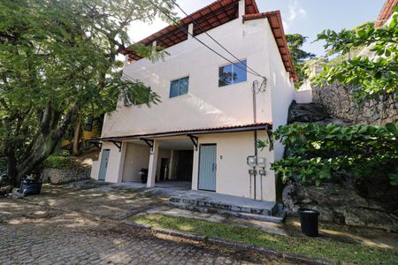 Casa de condomínio à venda com 380m², 5 quartos e 2 vagas Casa de condomínio à venda com 380m², 5 quartos e 2 vagasFachada