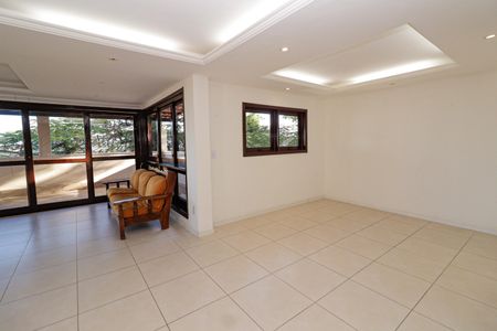 Casa de condomínio à venda com 380m², 5 quartos e 2 vagas Casa de condomínio à venda com 380m², 5 quartos e 2 vagasSala