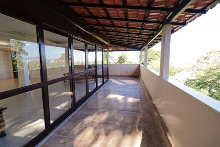 Casa de condomínio à venda com 380m², 5 quartos e 2 vagas Casa de condomínio à venda com 380m², 5 quartos e 2 vagasÁrea comum