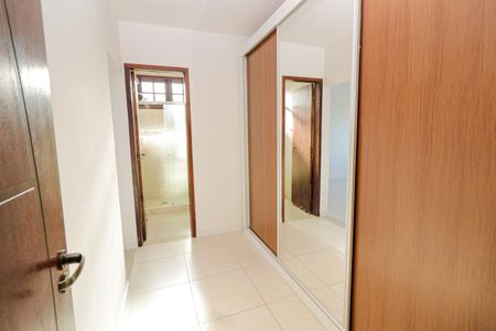 Casa de condomínio à venda com 380m², 5 quartos e 2 vagas Casa de condomínio à venda com 380m², 5 quartos e 2 vagasSuíte