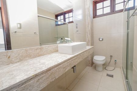 Casa de condomínio à venda com 380m², 5 quartos e 2 vagas Casa de condomínio à venda com 380m², 5 quartos e 2 vagasBanheiro Social