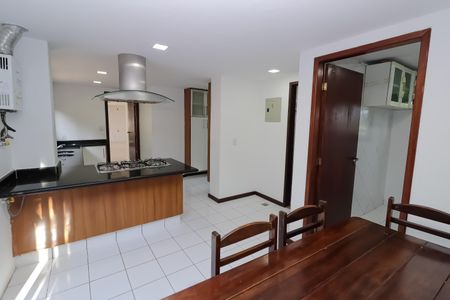Casa de condomínio à venda com 380m², 5 quartos e 2 vagas Casa de condomínio à venda com 380m², 5 quartos e 2 vagasCozinha