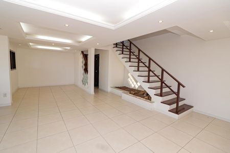 Casa de condomínio à venda com 380m², 5 quartos e 2 vagas Casa de condomínio à venda com 380m², 5 quartos e 2 vagasSala