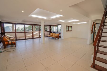 Casa de condomínio à venda com 380m², 5 quartos e 2 vagas Casa de condomínio à venda com 380m², 5 quartos e 2 vagasSala