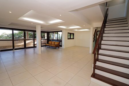 Casa de condomínio à venda com 380m², 5 quartos e 2 vagas Casa de condomínio à venda com 380m², 5 quartos e 2 vagasSala