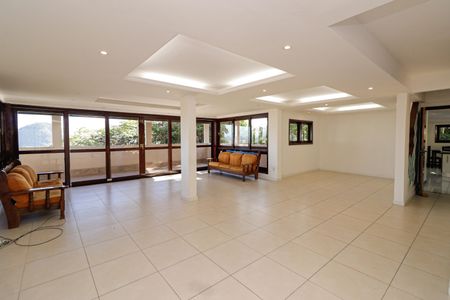 Casa de condomínio à venda com 380m², 5 quartos e 2 vagas Casa de condomínio à venda com 380m², 5 quartos e 2 vagasSala