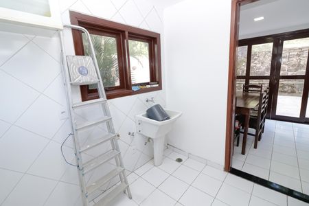 Casa de condomínio à venda com 380m², 5 quartos e 2 vagas Casa de condomínio à venda com 380m², 5 quartos e 2 vagasÁrea de Serviço