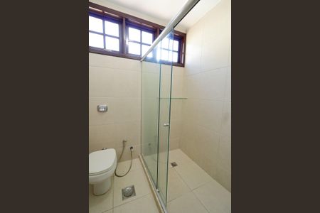 Casa de condomínio à venda com 380m², 5 quartos e 2 vagas Casa de condomínio à venda com 380m², 5 quartos e 2 vagasBanheiro Social