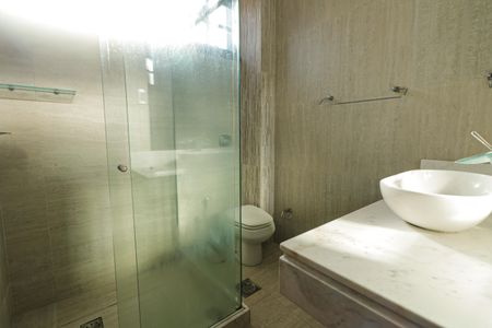 Casa de condomínio à venda com 380m², 5 quartos e 2 vagas Casa de condomínio à venda com 380m², 5 quartos e 2 vagasBanheiro Suíte