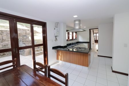 Casa de condomínio à venda com 380m², 5 quartos e 2 vagas Casa de condomínio à venda com 380m², 5 quartos e 2 vagasCozinha