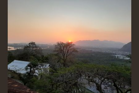 Casa de condomínio à venda com 380m², 5 quartos e 2 vagas Casa de condomínio à venda com 380m², 5 quartos e 2 vagasÁrea comum