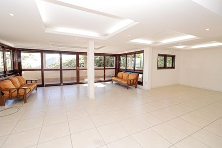 Casa de condomínio à venda com 380m², 5 quartos e 2 vagas Casa de condomínio à venda com 380m², 5 quartos e 2 vagasSala