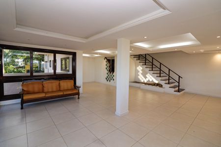 Casa de condomínio à venda com 380m², 5 quartos e 2 vagas Casa de condomínio à venda com 380m², 5 quartos e 2 vagasSala