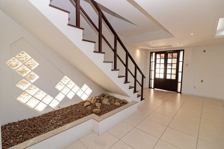 Casa de condomínio à venda com 380m², 5 quartos e 2 vagas Casa de condomínio à venda com 380m², 5 quartos e 2 vagasSala