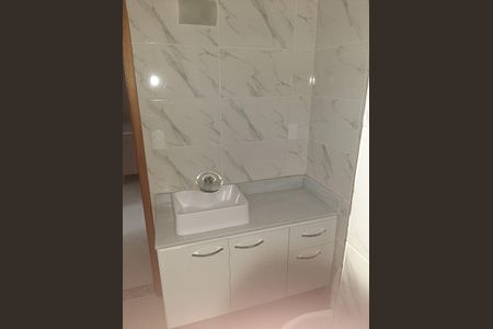 Casa de condomínio à venda com 380m², 5 quartos e 2 vagas Casa de condomínio à venda com 380m², 5 quartos e 2 vagasBanheiro 2