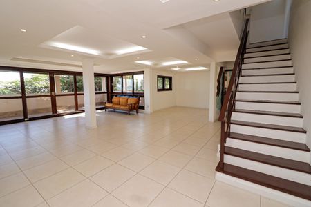 Casa de condomínio à venda com 380m², 5 quartos e 2 vagas Casa de condomínio à venda com 380m², 5 quartos e 2 vagasSala