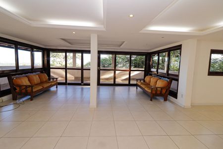 Casa de condomínio à venda com 380m², 5 quartos e 2 vagas Casa de condomínio à venda com 380m², 5 quartos e 2 vagasSala