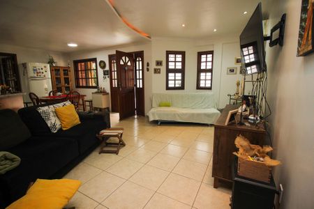 Casa à venda com 253m², 2 quartos e 10 vagas Casa à venda com 253m², 2 quartos e 10 vagasSala