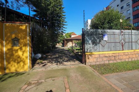 Casa à venda com 253m², 2 quartos e 10 vagas Casa à venda com 253m², 2 quartos e 10 vagasFachada