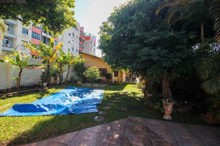 Casa à venda com 253m², 2 quartos e 10 vagas Casa à venda com 253m², 2 quartos e 10 vagasÁrea comum - Piscina