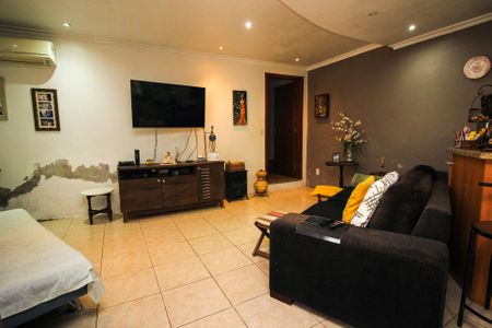 Casa à venda com 253m², 2 quartos e 10 vagas Casa à venda com 253m², 2 quartos e 10 vagasSala