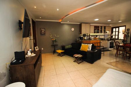 Casa à venda com 253m², 2 quartos e 10 vagas Casa à venda com 253m², 2 quartos e 10 vagasSala