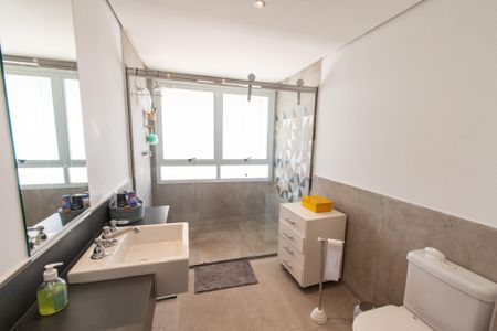 Apartamento para alugar com 343m², 4 quartos e 5 vagasBanheiro da suíte 1