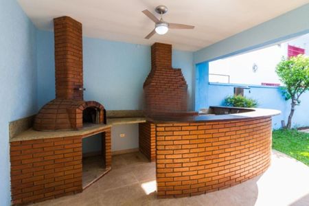 Casa à venda com 250m², 4 quartos e 3 vagas Casa à venda com 250m², 4 quartos e 3 vagasÁrea comum - Churrasqueira