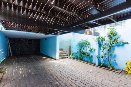 Casa à venda com 250m², 4 quartos e 3 vagas Casa à venda com 250m², 4 quartos e 3 vagasGaragem