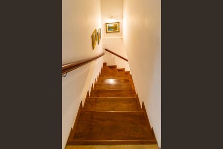 Casa à venda com 262m², 4 quartos e 2 vagasEscadas