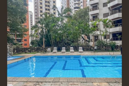 Apartamento à venda com 130m², 3 quartos e 2 vagas Apartamento à venda com 130m², 3 quartos e 2 vagasÁrea comum - Piscina