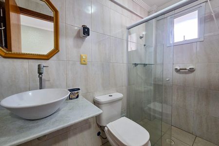 Banheiro da Suíte 1 de apartamento para alugar com 2 quartos, 98m² em Vila Tupi, Praia Grande