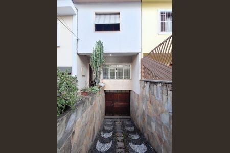 Casa para alugar com 127m², 3 quartos e 4 vagas Casa para alugar com 127m², 3 quartos e 4 vagasFachada