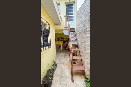 Casa à venda com 127m², 2 quartos e 2 vagasEscada